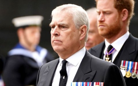 El príncipe Andrés, tercer hijo de la reina Isabel II, este sábado 6 de mayo durante la coronación de su padre el rey Carlos III. El polémico duque de York, alejado de la vida oficial de la monarquía británica desde hace casi cuatro años, hizo un breve regreso a la escena pública.