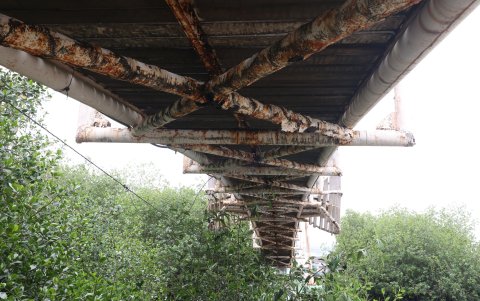 2. La estructura. En la parte de abajo del puente se puede observar que el metal se encuentra completamente oxidado. Las bases están muy débiles al borde del colapso.