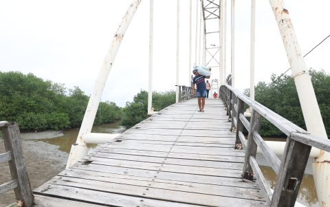 Las personas transitan con miedo por el puente
