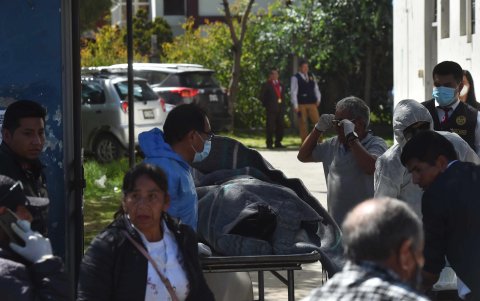 Varias personas ingresan uno de los cuerpos recuperados tras el incidente en la mina Yanaquihua,  al interior de las instalaciones del Instituto de Medicina Legal para la práctica de las necropsias.