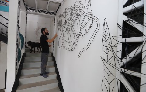 Figuras en varilla es la técnica que usa David Fernández, antes de eso realiza un dibujo ampliado.