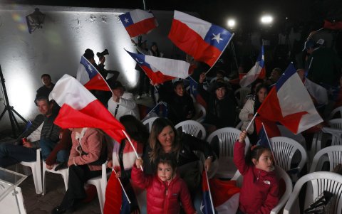 Un grupo de personas se reúne en el comando del Partido Republicano, a la espera de resultados de los comicios para Consejeros Constitucionales.