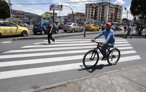 Repavimentación. En El Inca la calle ya alcanzó al borde de la vereda.