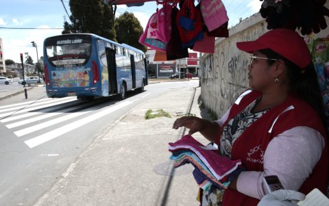 Miedo. Una comerciante narra que hace unos meses una mujer casi muere arrollada.