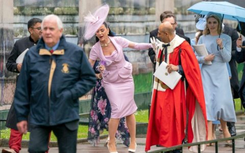 Katy Perry en su camino a la ceremonia de coronación.