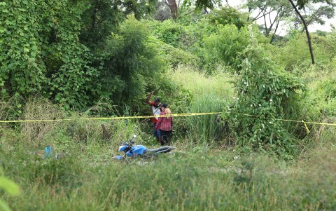 Llegada. Los ciudadanos que reclaman estos terrenos trajeron machetes, colchones, sillas e incluso parlantes. La comunidad exige más control y protección hacia el pulmón urbano.
