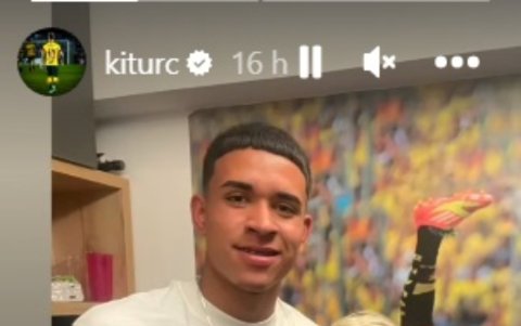 El pequeñín, muy contento, posa junto a la figura del momento, Kendry Páez.