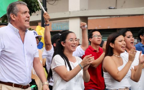 La concejala electa Blanca López (c) en el Día del Trabajo junto a Pedro Solines (i)