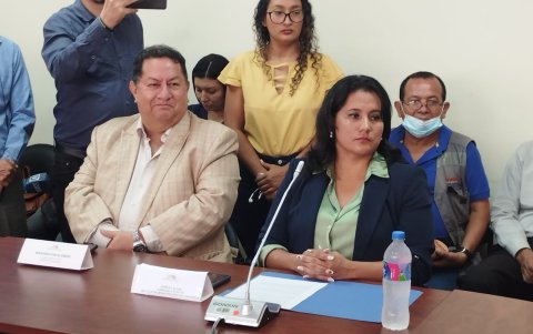 La concejala electa Shirley Aldás (d) en un evento legislativo en Guayquil.