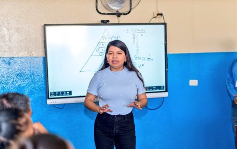 La concejala electa del correísmo, Emily Vera, en un evento en Monte Sinaí.