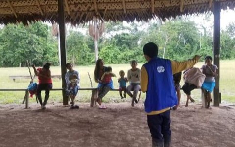 Imagen de marzo de 2019 de un médico dando una charla a los habitantes de la localidad rural de Lorocachi, en Pastaza,