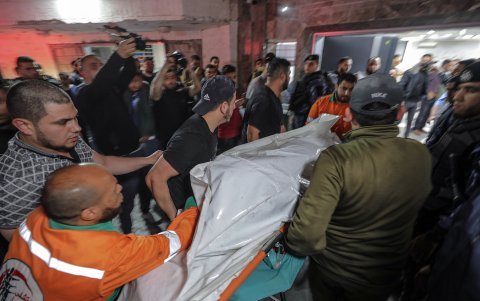 Los palestinos trasladan al hospital Al Shifa a uno de sus miembros heridos, después de los ataques aéreos de Israel en la ciudad de Gaza.