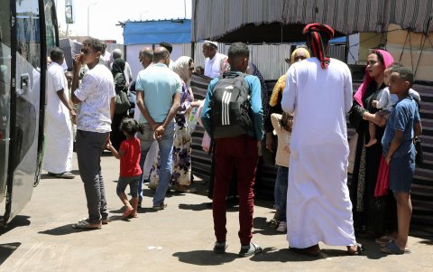 La gente busca de cualquier manera de huir de los combates en Sudán que no cesandurante meses