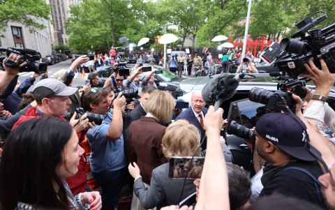 E. Jean Carroll (centro) sale de un tribunal federal después de que el jurado determinara que el expresidente Donald J. Trump era responsable de abusarla sexualmente.