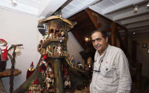 En el museo de las muñecas.