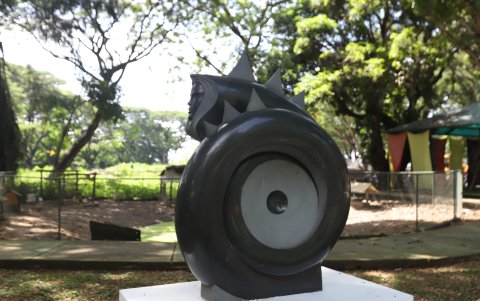 Las esculturas se encuentran en los alrededores.