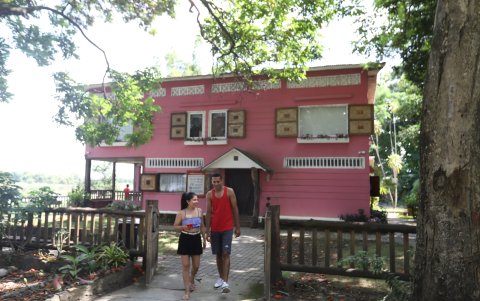 Durante el fin de semana, familias visitan el lugar.