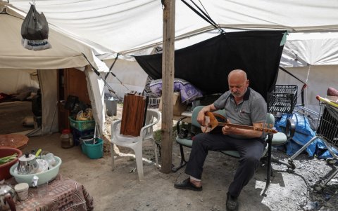 Carpas. Ergun Akin, un artesano, revisa un instrumento musical.