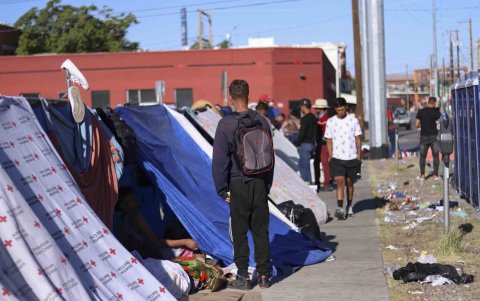 Migrantes acampan el lunes 8 de mayo de 2023 en las afueras de la Iglesia de Sagrado Corazón de Jesús, en El Paso, Texas (EE.UU.).