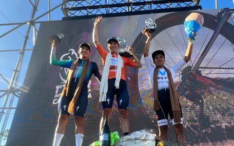 Santiago Montenegro (d) en el podio del Tour a Catamarca.