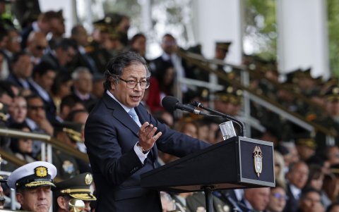 El presidente Gustavo Petro, habla durante la ceremonia de posesión del nuevo director de la Policía Nacional,  en la Escuela de Cadetes de Policía Francisco de Paula Santander en Bogotá.