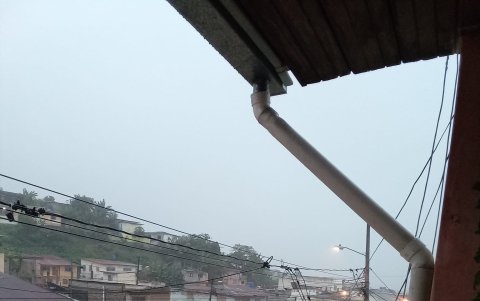 La imagen muestra una calle de Esmeraldas anegada por la intensidad de las precipitaciones del martes 8 de mayo.