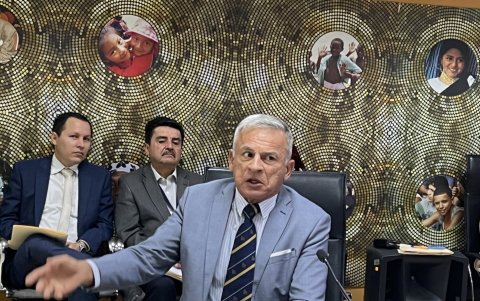 Aland Molestina, de la minoría del Pleno del Consejo, ha denunciado que los atrasos son adrede.