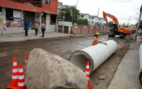 Alcantarillado. Los trabajos se realizan en el lado norte de la vía