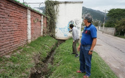 Canal de riego. Los vecinos cuentan que por esta acequia el agua baja y se desborda a la avenida principal, generando daños.