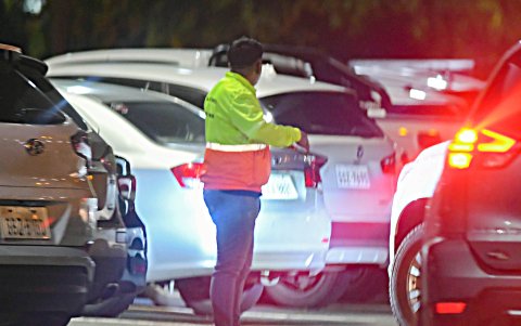 Situación. Los franeleros llegan desde las 19:00 de lunes a viernes. Los sábados y domingos están todo el día. En Los Arcos hay cerca de 10.