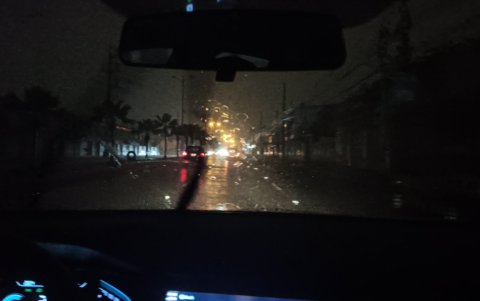 En febrero, los usuarios ya denunciaron que la vía estaba a oscuras. Las reparaciones llegaron, pero el problema ha vuelto.