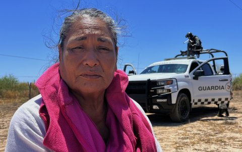 Guadalupe Escobar pasa esta fecha buscando en el desierto a su hijo Ernesto Alonzo Sánchez Escobar,