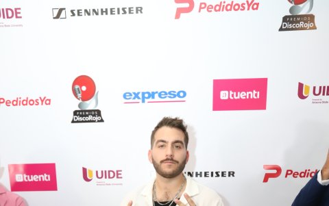 John Taleb, conocido como Tres Dedos, fue el encargado de abrir la noche de premiaciones junto a Mar Rendón