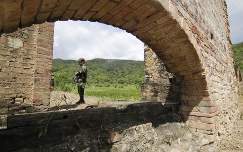 Integrantes del ejército colombiano prestan seguridad en los antiguos hornos crematorios de Juan Frío, este 9 de mayo en Norte de Santander (Colombia).