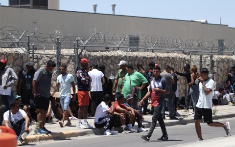 Migrantes hacen fila para entregarse voluntariamente a la Patrulla Fronteriza hoy 10 de amyo, en la frontera de El Paso, Texas (EEUU).