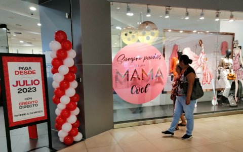 Promoción.- Las tiendas ofrecen meses de gracia para pagar el regalo para la mamá.