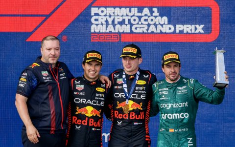 Sergio Perez (segundo de la izquierda) y Max Verstappen, ambos de Red Bull, fueron segundo y primer lugar, respectivamente en MIami. Alonso tercero.