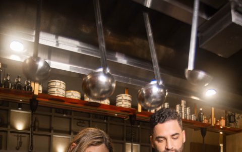 Poniendo en práctica su cocina para EXPRESIONES.