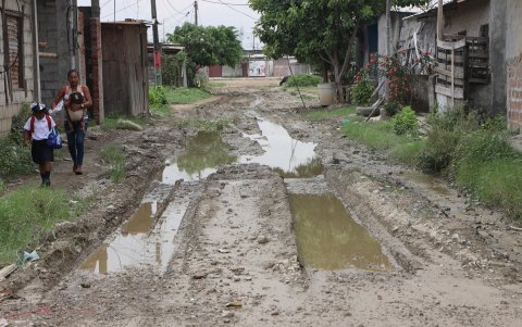 Este escenario es común en varios barrios y cooperativas del cantón.