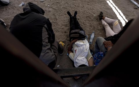 Aproximadamente la mitad, un total de 88.000, fueron expulsados del país en virtud del Título 42. Por eso, una vez que este reglamento sea levantado, las autoridades esperan una llegada masiva de migrantes.