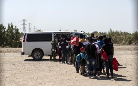 El levantamiento del Título 42 permitirá que los migrantes que crucen la frontera hagan valer su derecho a pedir asilo y se escuche su caso. Un proceso que puede tomar meses o incluso años.