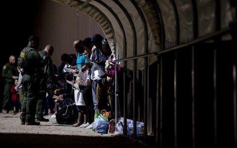 La crisis migratoria en la frontera no empezará recién con el levantamiento del título 42, sino que ya se encuentra en pleno auge en ambos lados de la frontera. Los migrantes son procesados ​​por oficiales de la Patrulla Fronteriza después de que cruzaron los EE. UU. ilegalmente, en Yuma, Arizona.