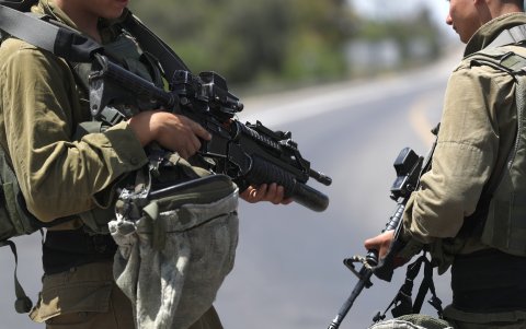 Soldados israelíes bloquean la carretera que conduce a las comunidades israelíes junto a la frontera entre Israel y Gaza, cerca de Saad, en el sur de Israel, el 11 de mayo de 2023.