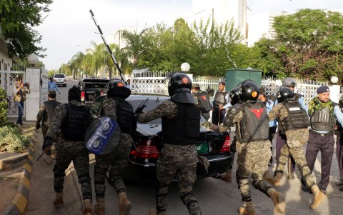 Los guardabosques escoltan un vehículo que transportaba al ex primer ministro Imran Khan después de que la Corte Suprema ordenara su liberación dos días después de su arresto..