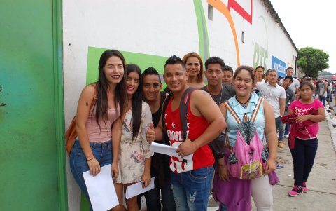 Jóvenes que asistieron a una de las audienciones para entrar a Combate.