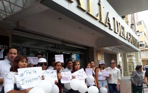 Plantón a favor de José Tola.