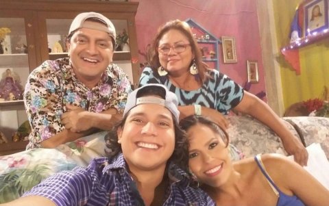 Selfie que recoge a parte del elenco del programa televisivo Tres Familias.