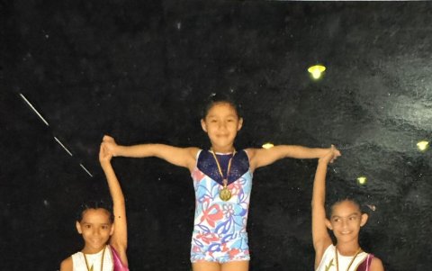 La tricolor, triple campeona mundial juvenil de pesas, empezó en la gimnasia, pero debió dar un giro de 180 grados. Así llegó a la halterofilia.