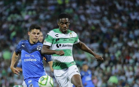 Félix Torres es jugador del Santos de México.