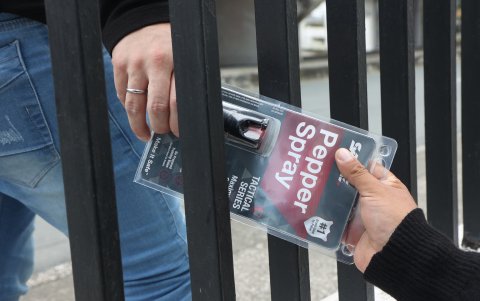 2. Comercio. Por internet se puede conseguir fácilmente el producto, a precios cómodos. Algunos sitios lo expenden sin exigir los requisitos mínimos necesarios.